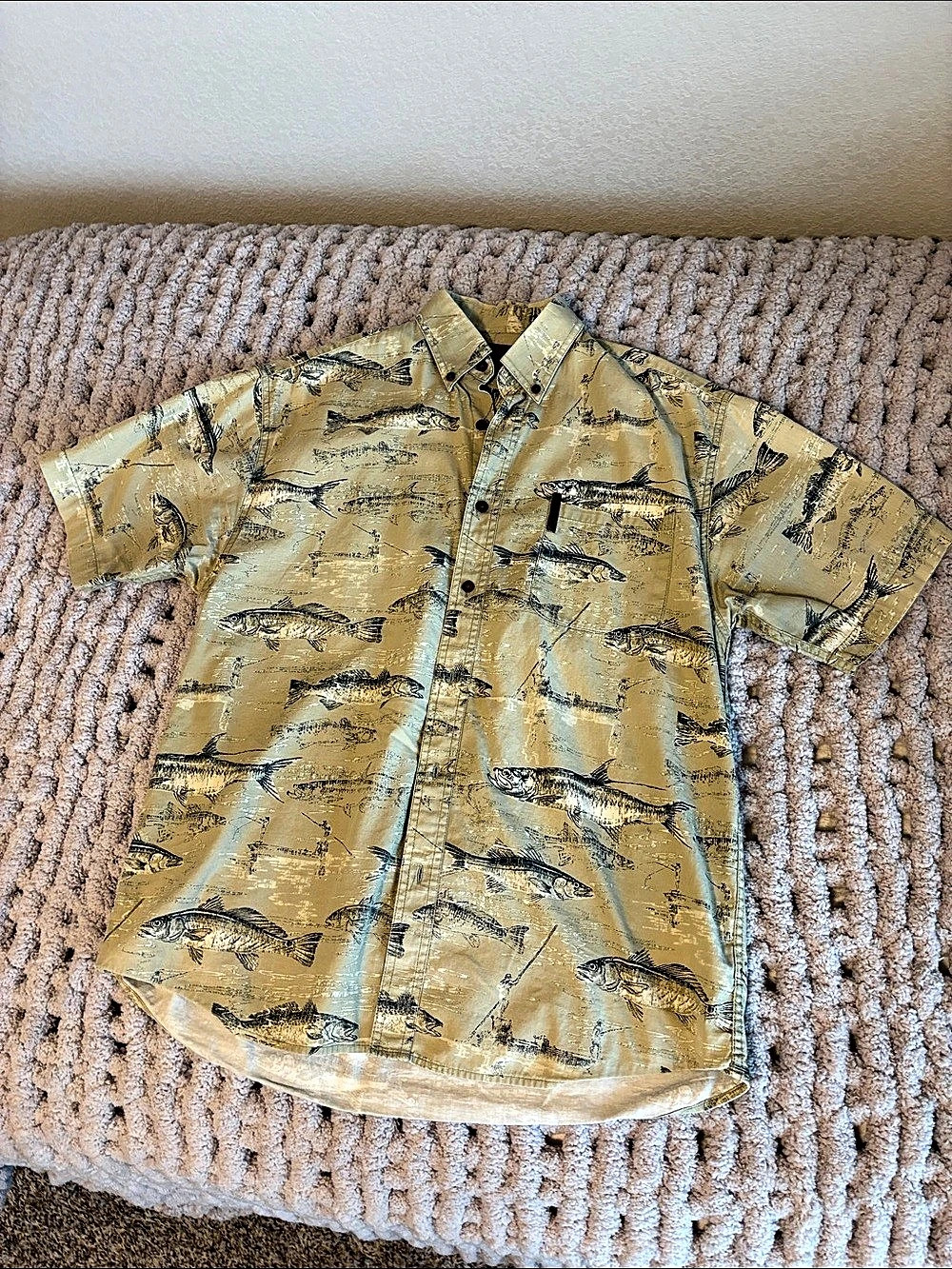 Magellan Outdoors Fish Print Casual Button Down Size Medium